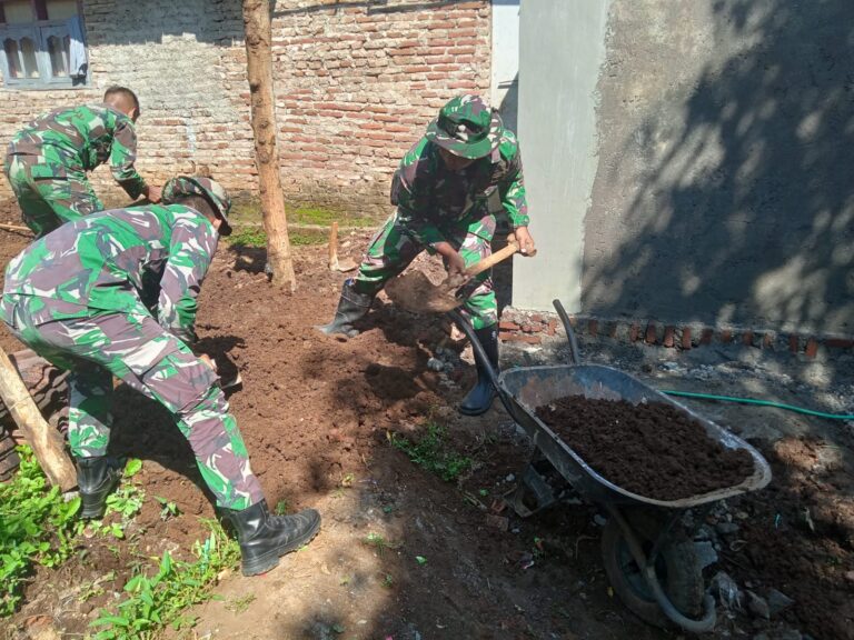 Kolaborasi Nyata, Satgas TMMD ke-128 Kodim 0820 Probolinggo Bangun RTLH Bersama Rakyat.