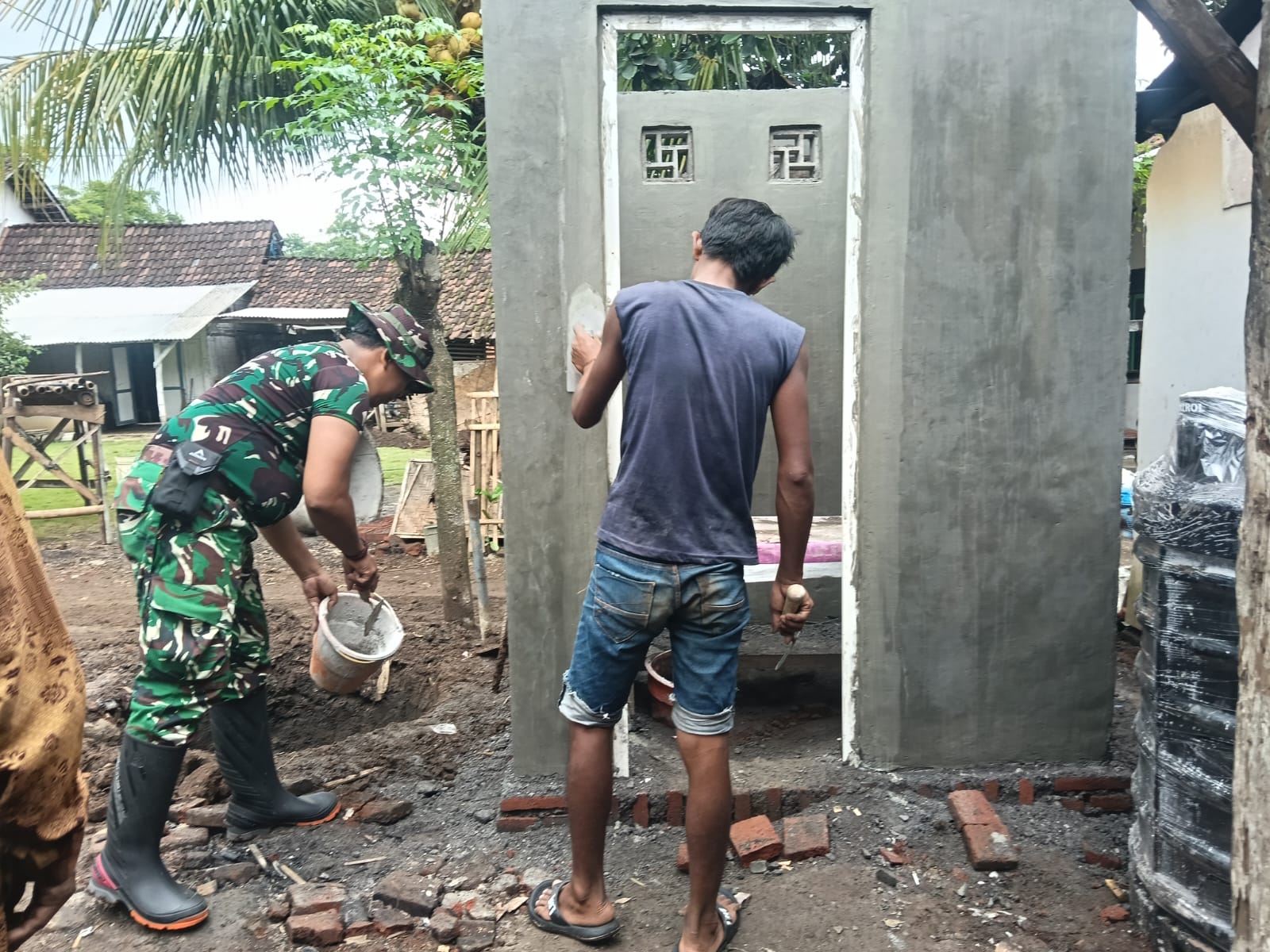Pengerjaan Sanitasi Rumah Halimah di Dusun Sumur Capai 55 Persen, Satgas TMMD Ke-128 Kebut Penyelesaian*