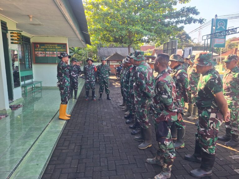 Danramil 0820/21 Maron Beri Arahan Kepada Satgas TMMD Ke-128 Kodim 0820 Probolinggo, Tekankan pentingnya Kedisiplinan dan Kekompakan.