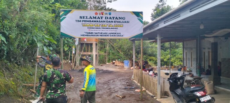 Satgas Bersama Warga Pasang Benner Sambut  Tim Wasev Sterad TNI