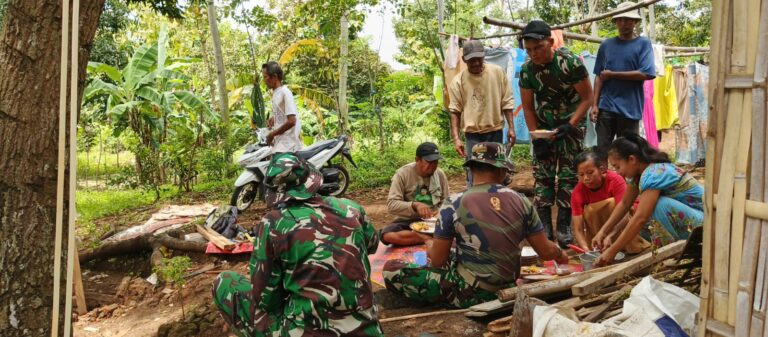 Penuh Keakraban, Satgas TMMD Ke-128 Kodim 0820/Probolinggo Nikmati Makan Siang Bersama Warga.