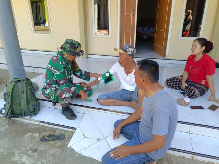 Peduli Kesehatan Warga, Tim Medis Satgas TMMD Layani Pemeriksaan Gratis