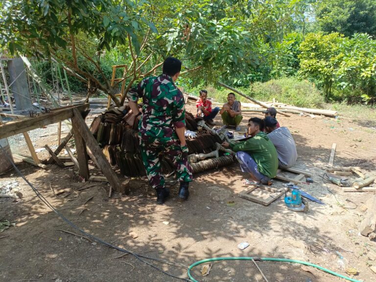 Ingatkan Satgas TMMD Jaga Sinergi Dan Faktor Keamanan, Kapten Inf Yahudin Beri Pengarahan dan Motivasi Di Lokasi Pembangunan Tandon.