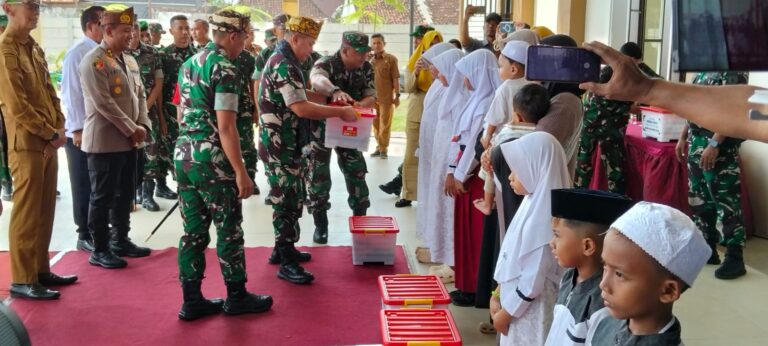 Penyerahan Sembako kepada Anak Yatim Warnai Kunjungan Tim Wasev Sterad TNI di Probolinggo.