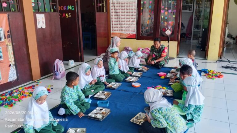 “Dari Dapur Hingga Sekolah, 909 Porsi MBG di Banyuwangi Dikawal Babinsa demi Generasi Sehat”