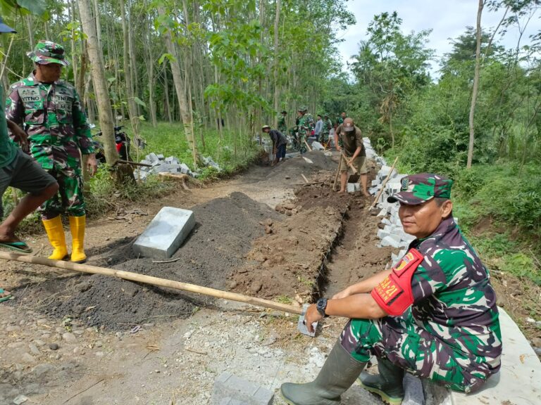 Babinsa Desa Brabe Serma Yance Apresiasi Pembangunan TPT dan Pavingisasi di Dusun Klagin.