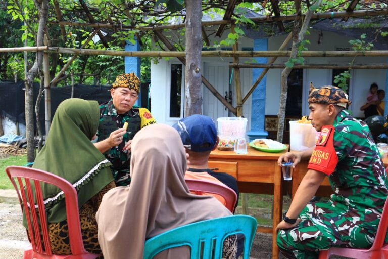 Tim Wasev Sterad TNI Jalin Keakraban Bersama Penerima Manfaat Program TMMD