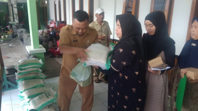 Kegiatan Non Fisik TMMD Ke-128, Dinas Ketahanan Pangan Berikan Bantuan Sembako kepada Warga Desa Brabe.